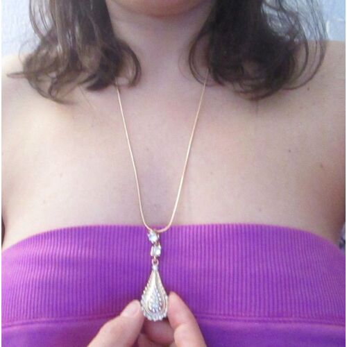 Collier Doré Avec Pendentif Forme Goutte Avec Petits Strass