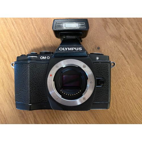 Olympus OM-D E-M5 16.1 mpix + Objectif 12-50 mm