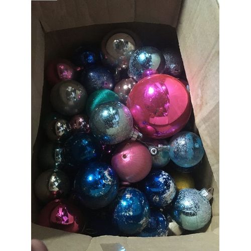 Lot de boules de noel en verres annee 1970 roses / bleues
