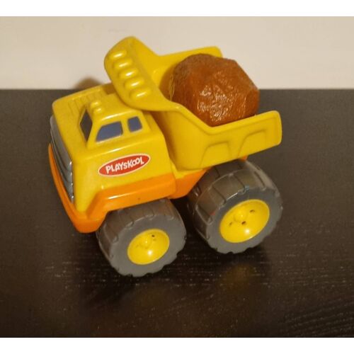 Camion Jaune Avec Rocher