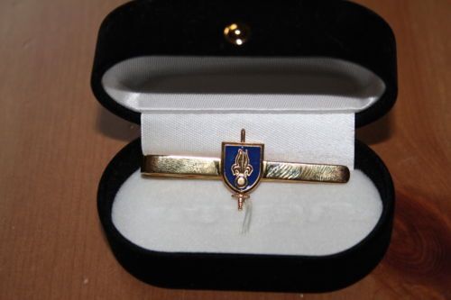 Barrette De Cravate  En Metal Couleur Or De L' Ecole Militaire D'application D'infanterie Dans Son Ecrin    