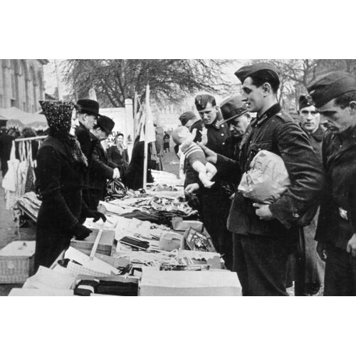 Ww2 - Les Soldats Allemands Font Du Shopping À Paris