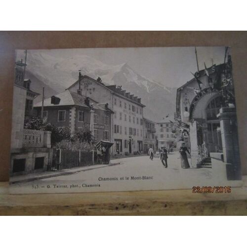 Cpa 74 Chamonix Rue Animée Et Le Mont Blanc - Non Écrite