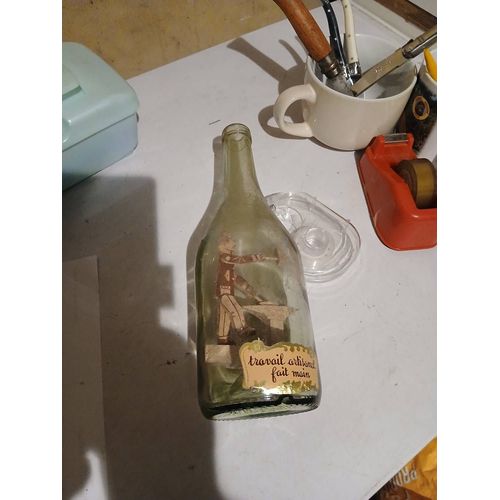 Bouteille Avec Motif Forgeron En Bois Dedans Neuf
