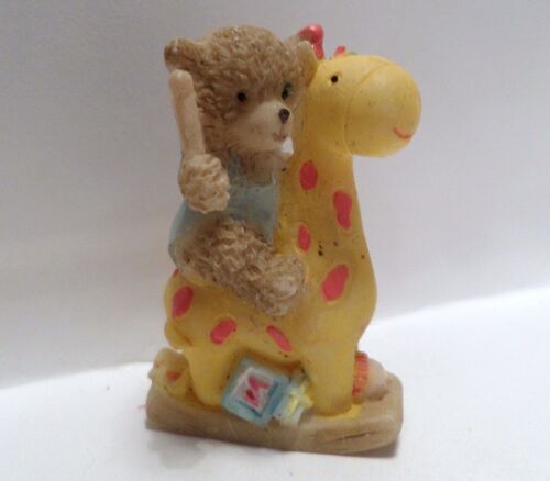 Figurine Les Animaux - Ourson Sur Une Girafe À Bascule - 4cm