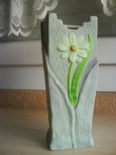 Joli Vase Original Aspect Pierre Taillée - Forme Originale En Relief - Couleur Nuancée Gris Chiné Vert Pâle - Décoré Avec Motif Fleur Déco Décor À Fleurs Type Marguerite Coeur Jaune Et Feuille Verte