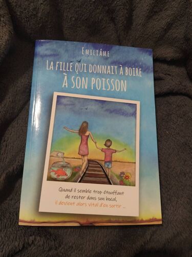 La Fille Qui Donnait À Boire À Son Poisson