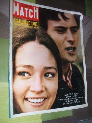 Paris Match 1013 : Le Salon De L'auto 1968 / Romeo Et Juliette / Biafra / Josephine Baker