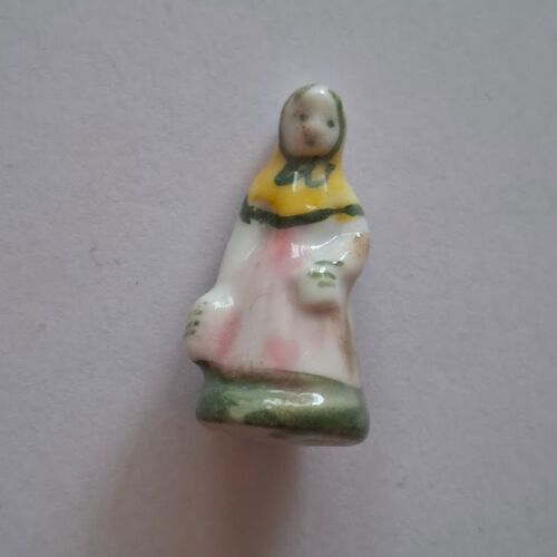 Fève - Santon - Crèche - Santon Femme Paysanne Avec Son Panier Et Son Châle Bouteille De Lait Socle Vert