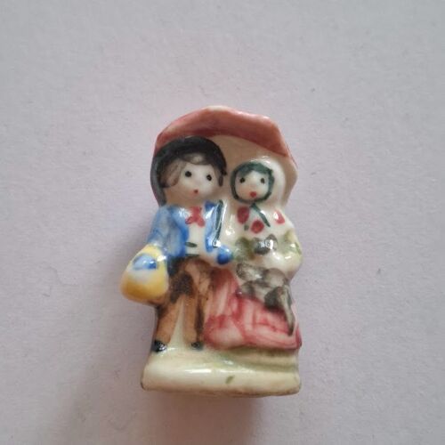 Fève - Santon - Crèche - Santon Personnage Homme Femme Couple Sous Un Grand Parapluie Rose Socle Vert