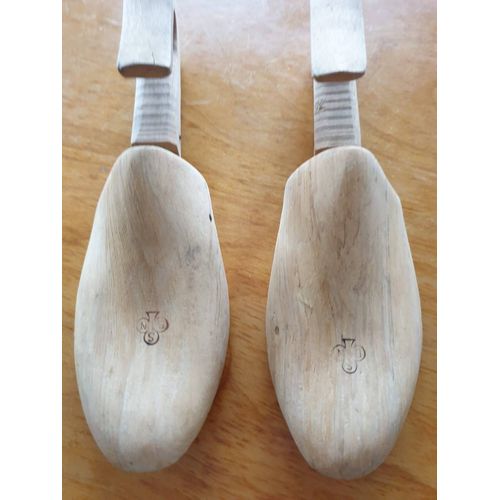Anciens Embauchoirs En Bois Articulés . Années 60. Extenseurs Avec Tige À Ressort