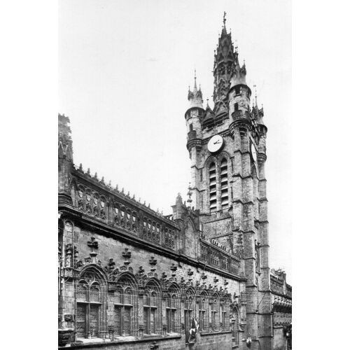 Carte Postale Ancienne Noir Et Blanc - Dentelee- Douai Le Beffroi Et La Facade De L Hotel De Ville