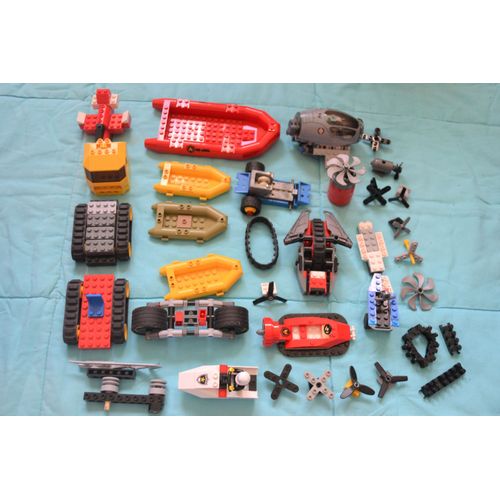 Lot LEGO 33 pièces accessoires transports - avion camion voiture roues chenilles moteur voiture hélice sous marin remorque jet ski roues bateau canotier barque - ancienne collection briques