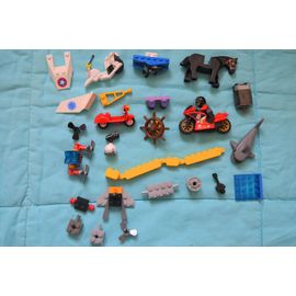 Lot LEGO 26 pièces camion de pompier - moto cheval remorque skate scooter helice personnage roue de bateau camera moteur grue requin roues - Ancienne collection briques de construction