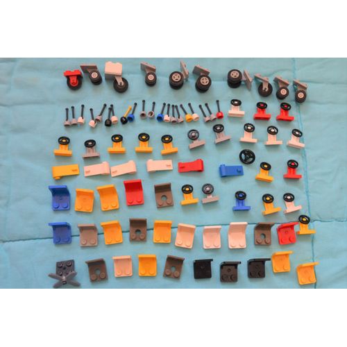 Lot LEGO 83 pièces accessoires voiture - roues avion - levier de vitesse - volants - portières - siège fauteuil - hélice - ancienne collection briques de construction