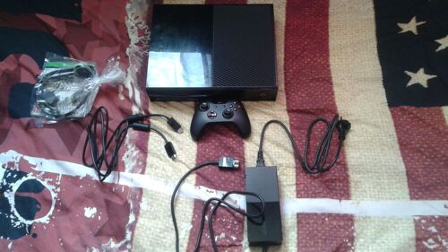 Xbox One 364 Go + Assassin's Creed Iv Black Flag + Assassin's Creed Unity + Manette + Casque D'origine