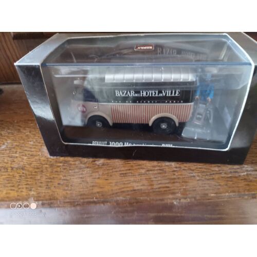 Av Miniature Renault 1000kg Bhv Avec Figurine Comme. Neuve Dans Son Emballage.Échelle1/43.Prix: 32€