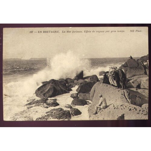 Cpa - En Bretagne - La Mer Furieuse - Effets De Vagues Par Gros Temps