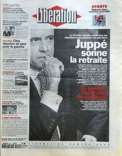 Liberation N° 4528 Du 12/12/1995 - Juppe Sonne La Retraite - Un Sommet Social Avec Les Syndicats - Le Sort Des Pilotes Francais Domine La Conference De Londres - Russie / La Percee Attendue Des Communistes Aux Elections - Les Condamnes A Perpetuit...