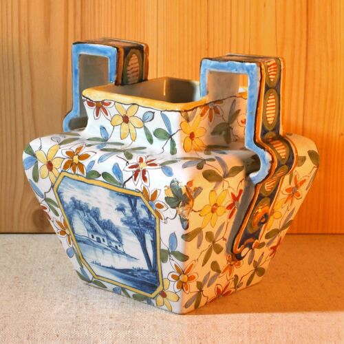 Petit Vase En Faïence De Forme Cubique