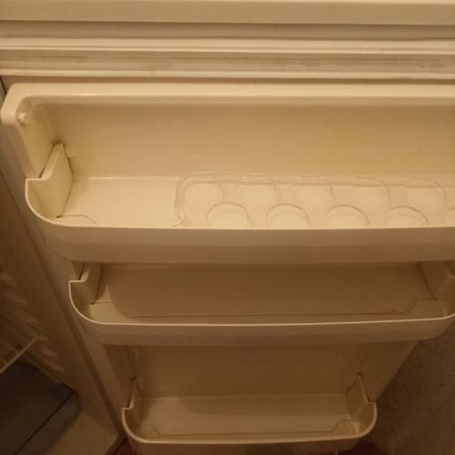 Frigo FAR vieilli par le temps mais état correct et fonctionnel avec compartiment congélateur.