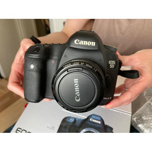 Canon EOS 5D mark III 22.3 Mpix + 3 objectifs ( 85mm f.18 USM, 50mm f1.8 STM, 35mm f2.0) Noire
