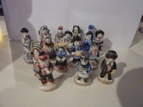 Lot De 17 Fèves Santons Régions De France