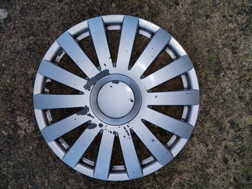 Enjoliveur De Roue De Voiture Automobile 14" 14 Pouces External View 14 Trous Holes Taïwan Pat No 124111 Usa Pat No 5700062 China Patent No Zi 972151133 Silver Argent En Abs Carbone