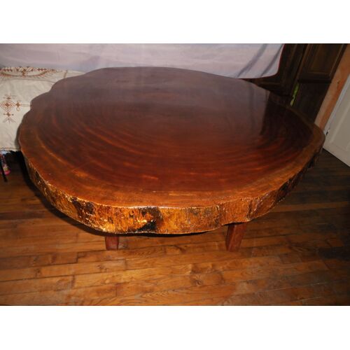 Une Grande Table Coupée Dans Le Tronc D'un Bubinga En Provenance Du Cameroun