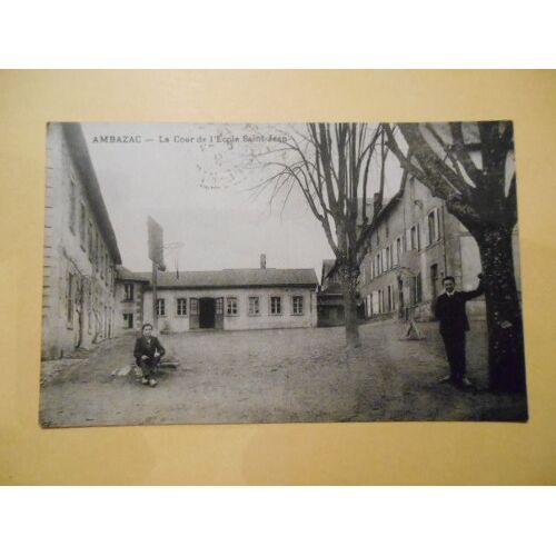 Ambazac - La Cour De L'école Saint-Jean