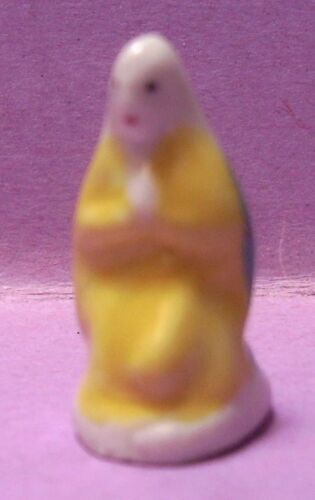 Fève Marie Priant Agenouillée /2 (Robe Jaune, Cape Bleue, Voile Et Socle Blancs)