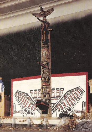 Musée Canadien Des Civilisations, " La Maison Du Chef Wakas (Vers 1900) : La Base Du Mât Totémique Emprunte La Forme D'un Immense Corbeau ", Québéc.