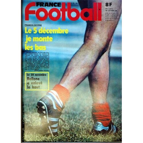 France Football N° 1860 Du 01/12/1981 - France - Chypre Au Parc Des Princes - Bellone A Enleve Le Haut.