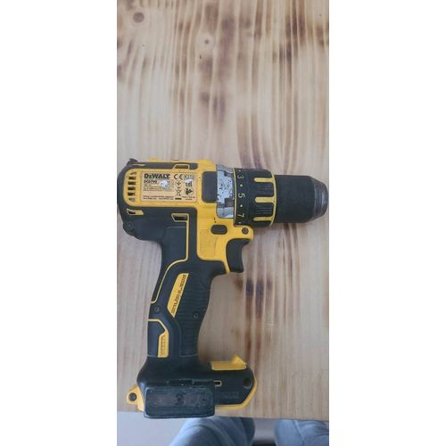 Je Vend perfo meleuse et visseuse à batterie dewalt gamme professionnelle avec 2 batteries plus le chargeur de batterie 