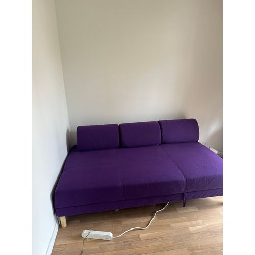 Canapé Lit Design 2 En 1. Canapé La Journée, Lit Le Soir. Il S'agit D'un Vrai Matelas Donc Très Confortable. Il Est Doté D'un Coffre Également. Taille 120 X 200