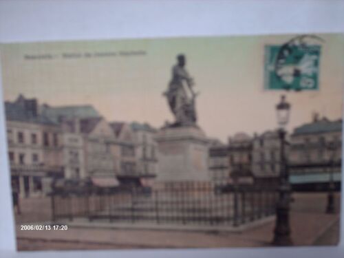 Beauvais  //  Statue  De  Jeanne  Hachette 