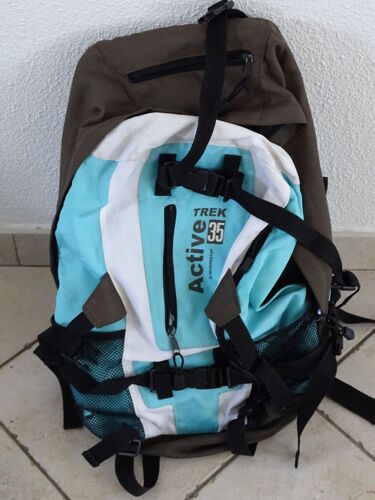 Sac à dos marque Manifesto 35L Active Trek noir et vert.