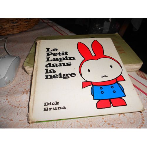 Le Petit Lapin Dans La Neige