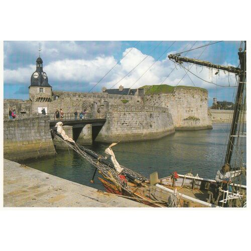 Concarneau, " Vieux Gréements Devant Les Remparts ", Finistère.