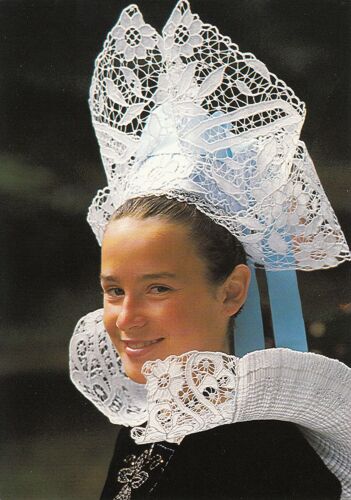 " Jeune Fille En Costume De Fouesnant ", Bretagne.