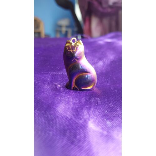 Pendentif Chat En Hématite - Violet Avec Contours Dorés. La Base Est Plate Pour Pouvoir Le Poser En Objet De Décoration. 3 Cm. Lot 2777