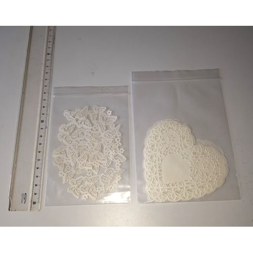 Deux mini napperons de papier faits de papillons ajourés reliés entre eux par des petites fleurettes diamètre 8cm + 10 coeurs en papier blanc imitant la dentelle hauteur 9cm