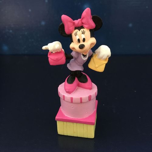 Figurine Minnie Sur Des Cartons Après Son Shopping (Disney)