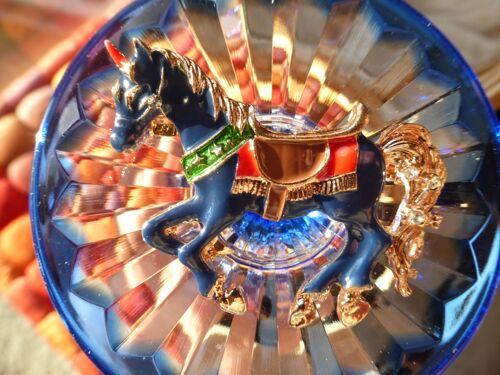 Broche Licorne En Métal - Bleu, Doré, Rouge, Marron Et Vert. 5.7 Cm. Original Et Unique ! Lot 2631