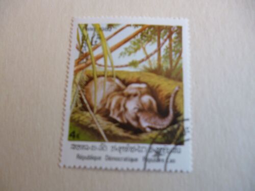 Timbre "Laos :Éléphant Se Rafraîchissant 1982."
