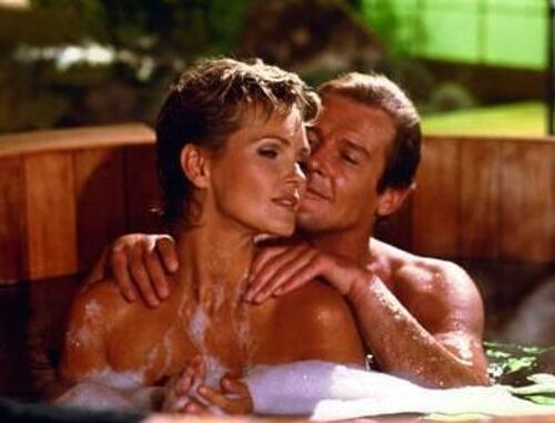 Dangereusement Votre - A View To A Kill - Roger Moore - James Bond - Tanya Roberts - Photo Cinema 21 X 29.7 Cm