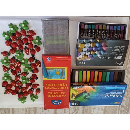 3 Boîtes De Pastels Et 56 Petits Décors En Bois