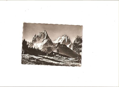 Mont Blanc La Vie Est Rude Dans Le Chalet Au Pied Des Cimes Mais C Est La Maison De L Homme De La Montagne 1966