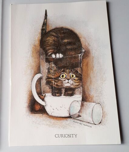 Reproduction DUn Dessin De Gary Patterson Intitulé Curosity Et Représentant Un Chat Coincé Dans Un Pot De Lait Que Regarde Une Souris-12.5x18cm -Pour Collection De Chats Ou Plaisir De L'image 