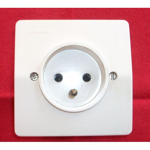 Prise . . Legrand . Neptune . avec terre